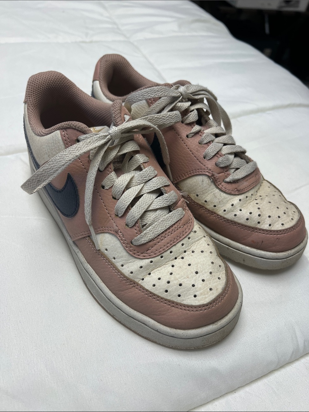 Nike Low Top Sneakers in Dusty Pink, Cream, and Navy sz 7